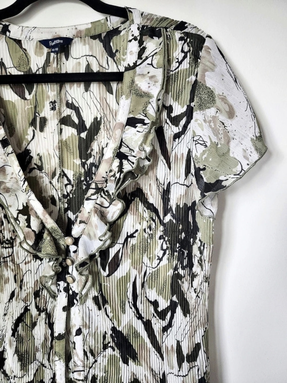 Green & Whitr Abstract Short Sleeve Blouse - Picture 7 of 8